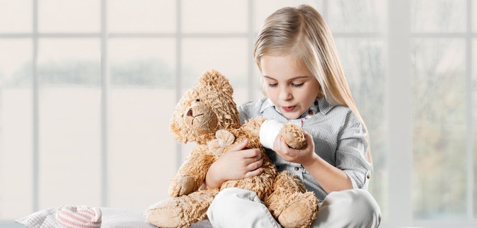 Blond girl blowing on LIVOPAN bear's arm.

Only to be used for LIVOPAN paediatrics. Campaign idea: Connects to breathing – in and out. The visuals show people inhaling and exhaling to capture the idea that pain relief is just a few breaths away.